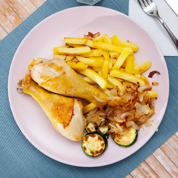 Patas de pollo con patata frita y calabacín — Foto de Stock