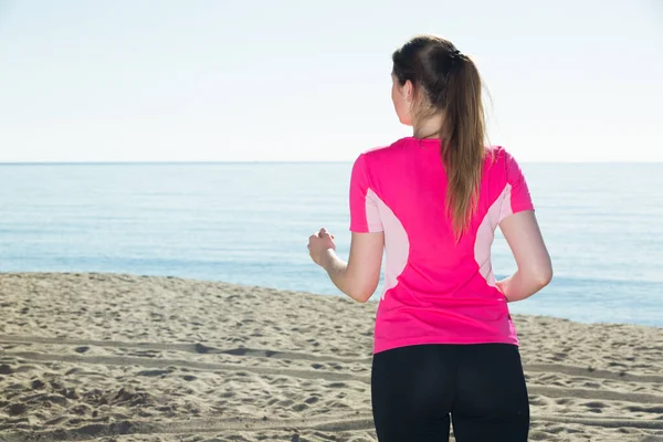 Fille courant sur le bord de la mer — Photo