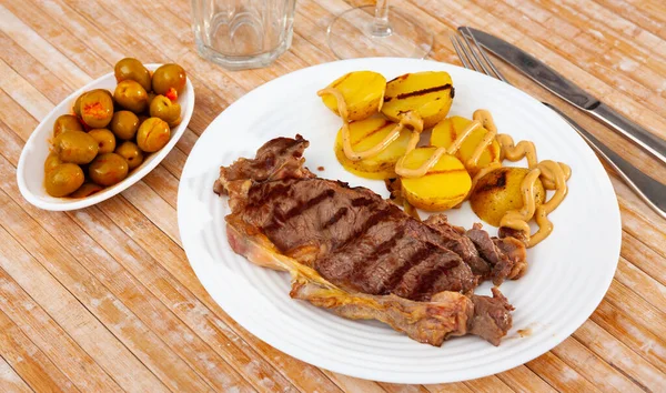 Grilled beef tenderloin with baked potatoes served — Stock Photo, Image