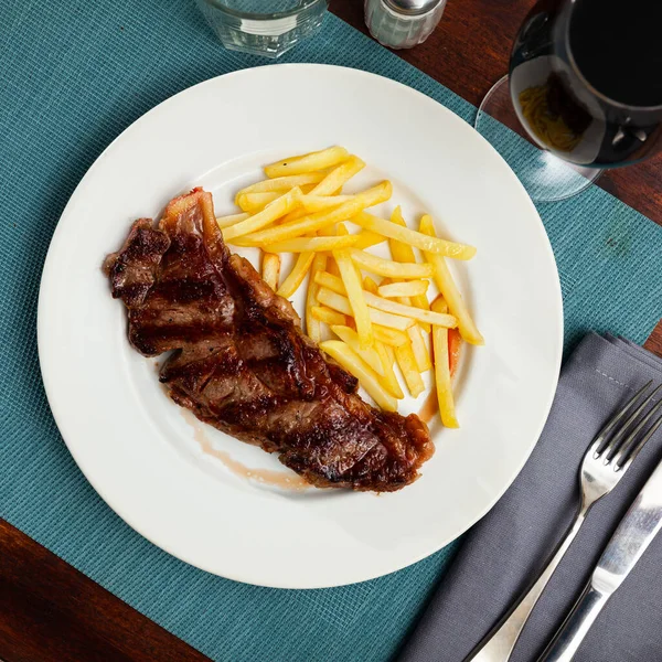 Bife grelhado caseiro com batata frita — Fotografia de Stock