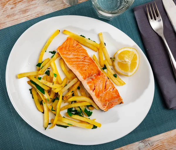 Lekkere gegrilde zalm geserveerd met frietjes — Stockfoto