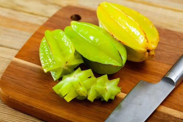 Corte frutas de canhão suculentas frescas no fundo de madeira — Fotografia de Stock