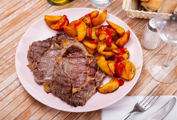 Sabroso lomo de ternera a la parrilla con patatas asadas servidas —  Fotos de Stock