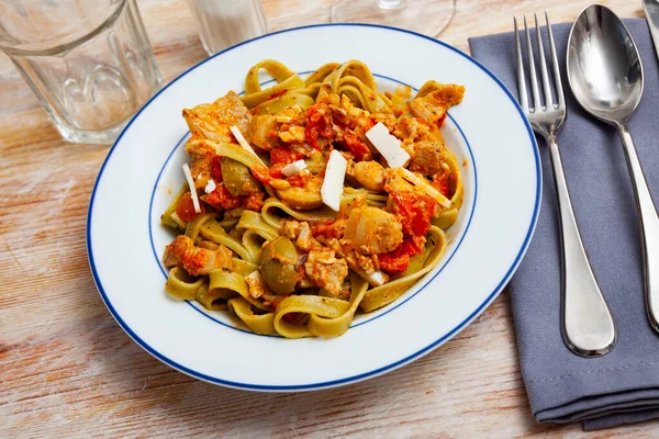 Italiaanse spinazie tagliatelle pasta met tomatensaus — Stockfoto