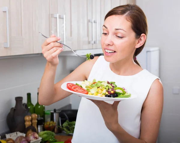 笑顔の女性がサラダを食べて — ストック写真