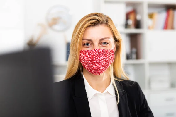 Porträtt av affärskvinna i ansiktsmask — Stockfoto