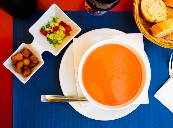 Andalusisk gazpacho serveras med krutonger — Stockfoto