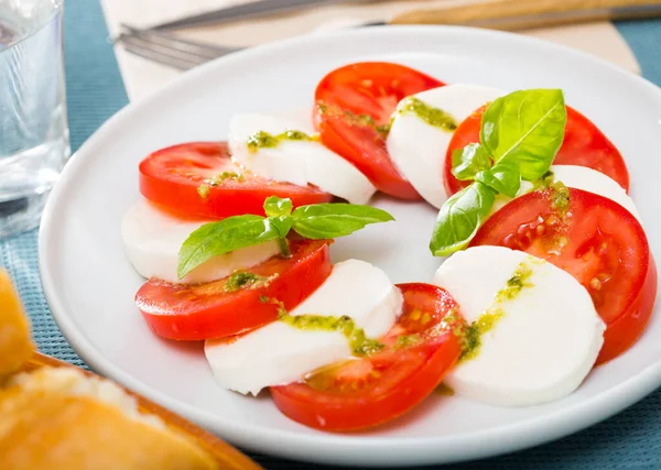 Frischer italienischer Caprese-Salat — Stockfoto