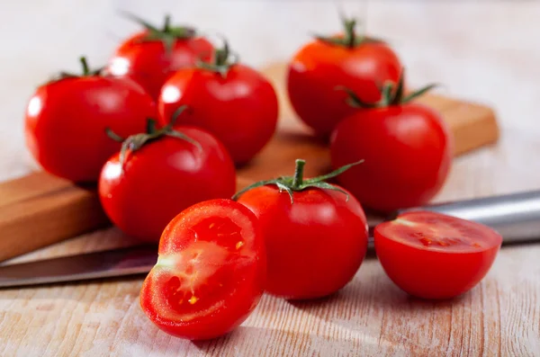 Hele en gesneden tomaten — Stockfoto