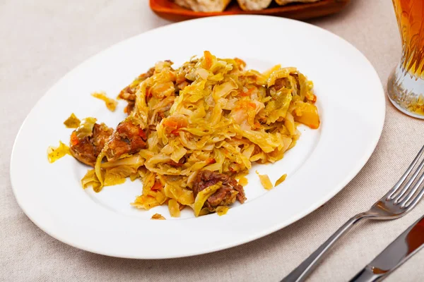 Heerlijk vleesgerecht - varkensvlees met gestoofde kool geserveerd op bord — Stockfoto