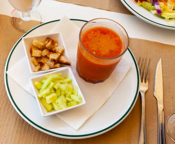 Gazpacho im Glas kalte Gemüsesuppe auf Tomatenbasis — Stockfoto