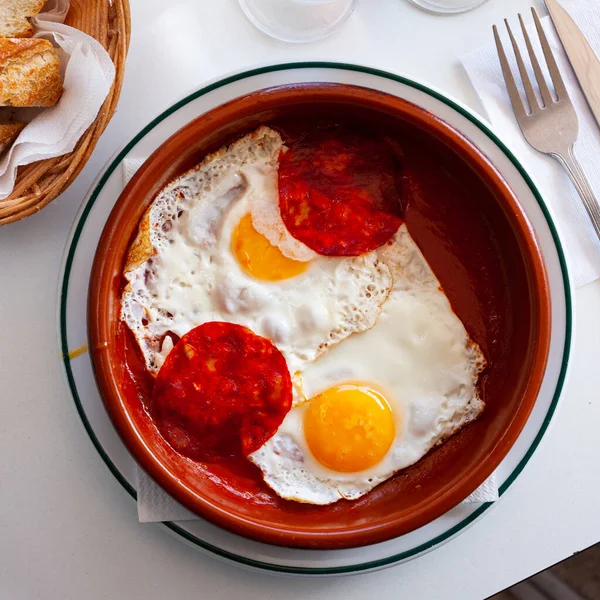 Смажені яйця з сухою вилікуваною ковбасою — стокове фото