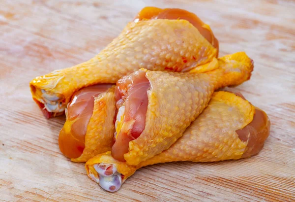 Pernas de frango cru com alho e salsa — Fotografia de Stock