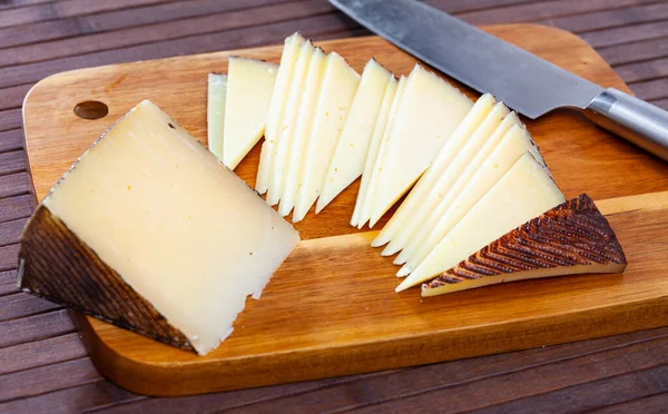 Nakrájený italský konzervovaný ovčí sýr Pecorino — Stock fotografie