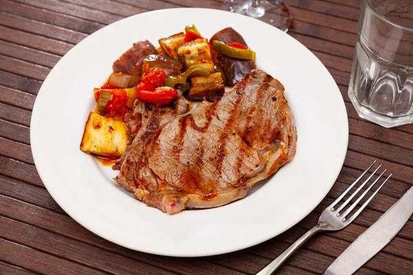 Beef steak with baked eggplants, bell peppers, onion and tomatoes — Stock Photo, Image