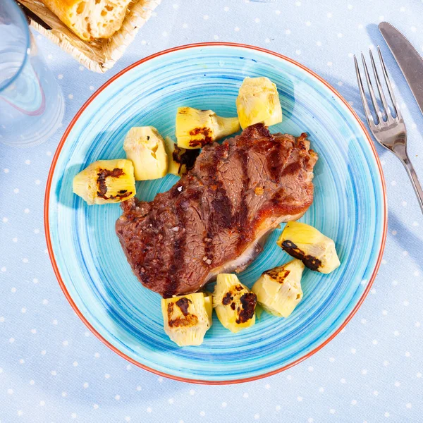 Grilled veal steak with artichokes, healthy dinner — Stock Photo, Image