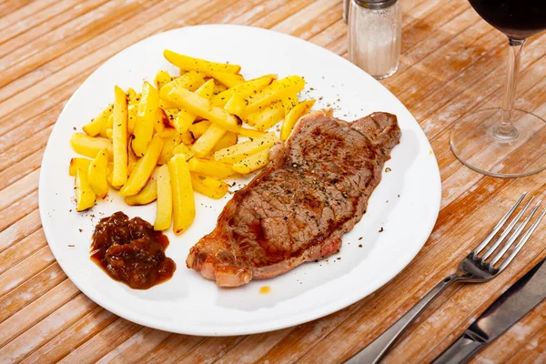 Veal entrecote with French fries and caramelized onion — Stock Photo, Image