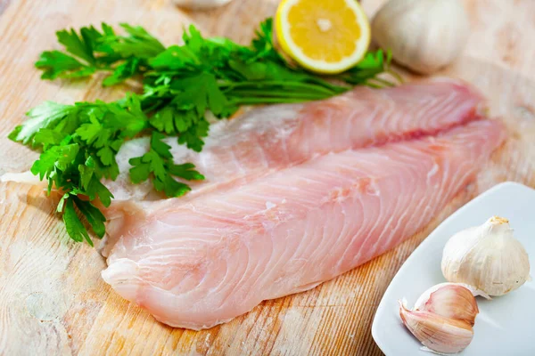 Filete de pescado fresco de perca cruda con verduras en una superficie de madera —  Fotos de Stock