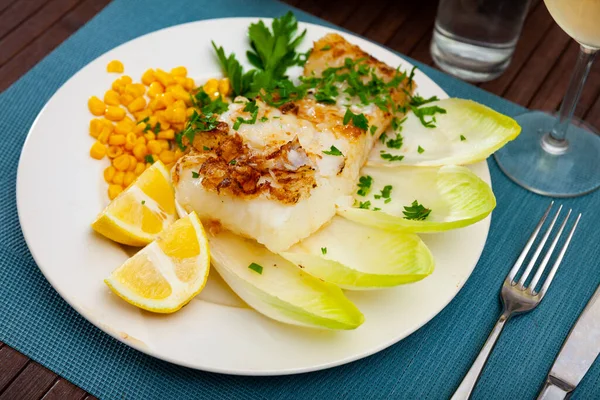 Baked kingklip fillet with vegetables, greens and lemon — Stock Photo, Image