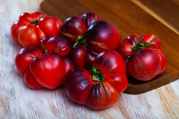 Tomates Héritage bio fraîches sur table en bois — Photo