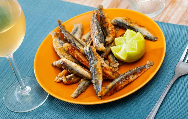 Closeup of fried many anchovies food with lemon — Stock Photo, Image
