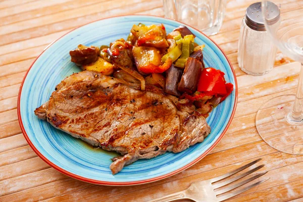 Appetizing beef entrecote with baked vegetables — Stock Photo, Image