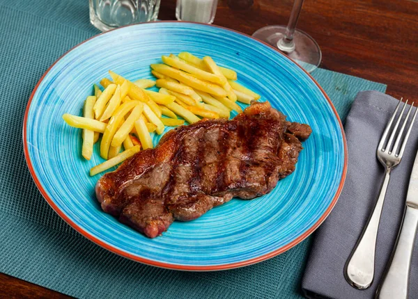 Chuleta de res con patatas y salsa —  Fotos de Stock