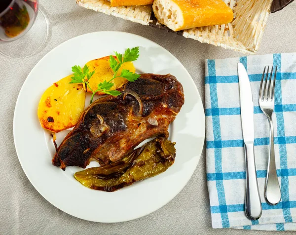 Tasty veal baked with potatoes and peppers served at plate — Stock Photo, Image