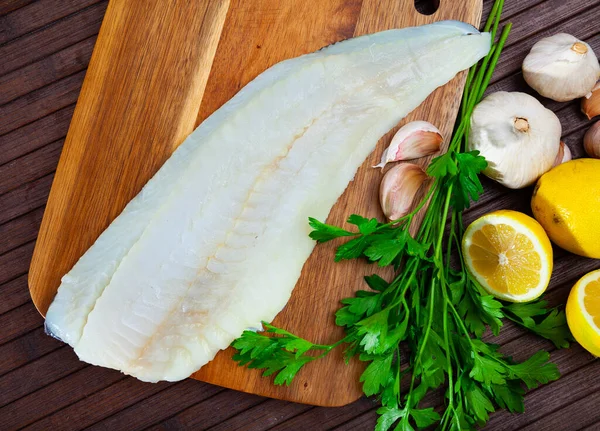 Filete de bacalao fresco con condimentos listos para cocinar — Foto de Stock