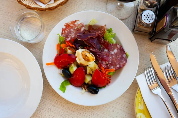 Salada catalã com legumes frescos, ovo e fatias de salsichas — Fotografia de Stock