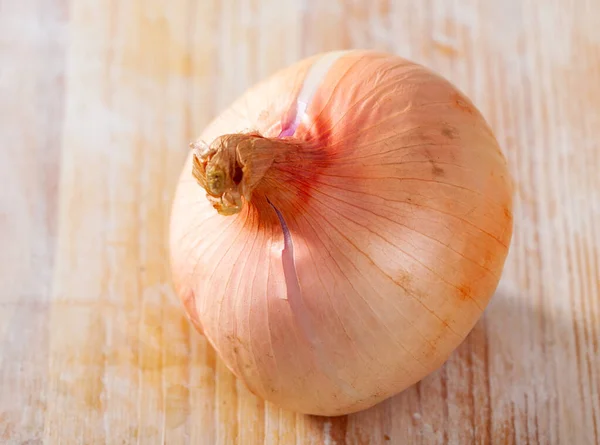 Cibule cibule na dřevěném pozadí, nikdo — Stock fotografie