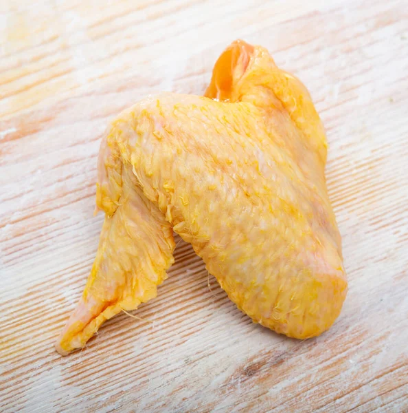 Syrová žlutá kuřecí křídla — Stock fotografie