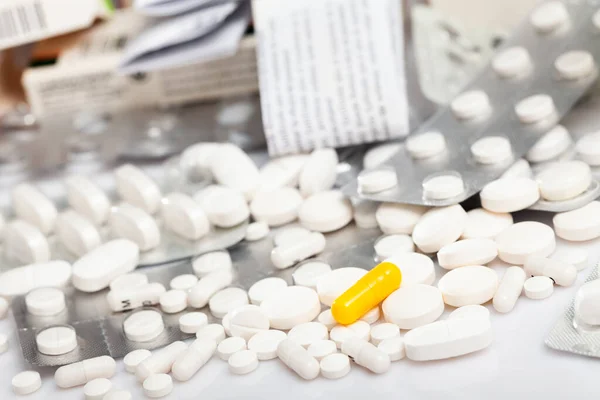Orange Medikamentenkapsel mit weißen Tabletten — Stockfoto
