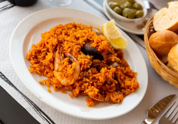 Delicious traditional Valencian seafood paella - αλμυρό πιάτο ρυζιού με γαρίδες και μύδια — Φωτογραφία Αρχείου