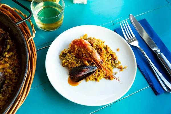 Hiszpańskie danie owoce morza paella z ryżem, krewetki i małże — Zdjęcie stockowe