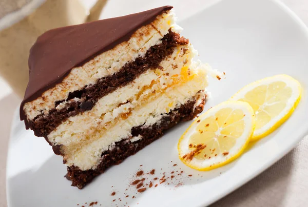 Pedazo de pastel de limón y chocolate —  Fotos de Stock