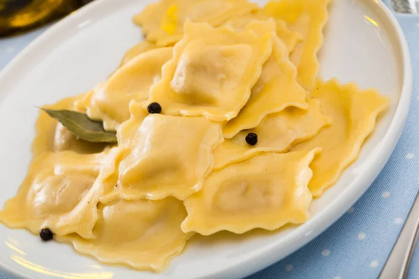 Leckere appetitliche Ravioli mit Lorbeerblatt und schwarzem Pfeffer — Stockfoto