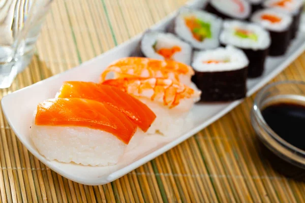 Sortate sushi maki și nigiri — Fotografie, imagine de stoc