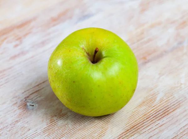 Zoete groene enkele appel op houten oppervlak — Stockfoto