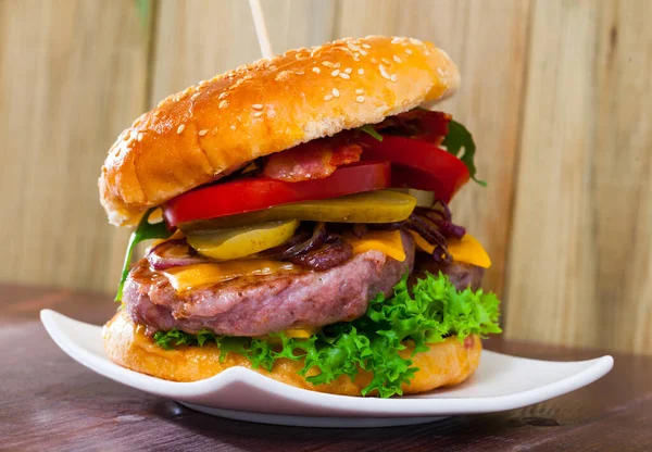 Podwójny hamburger. Wysokiej jakości zdjęcie — Zdjęcie stockowe