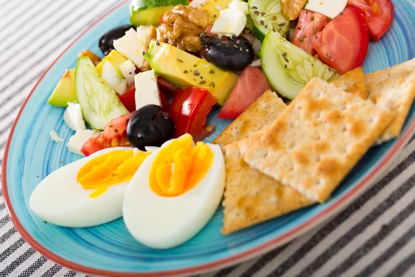 Salat mit Rucola, Oliven, Feta-Käse und Walnuss ist ein schmackhaftes Gericht — Stockfoto