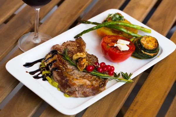 Kalbfleisch mit gebackenem Gemüse ist leckeres Gericht — Stockfoto