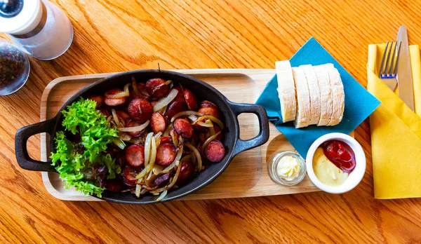 Salsicce fritte con cipolle — Foto Stock
