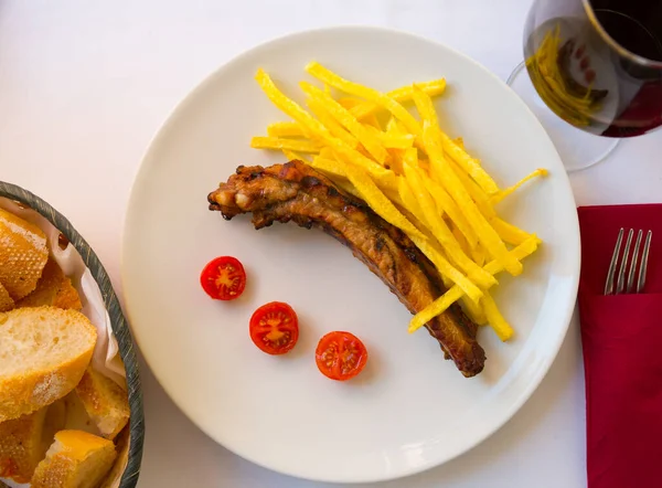 Côtes grillées aux frites — Photo