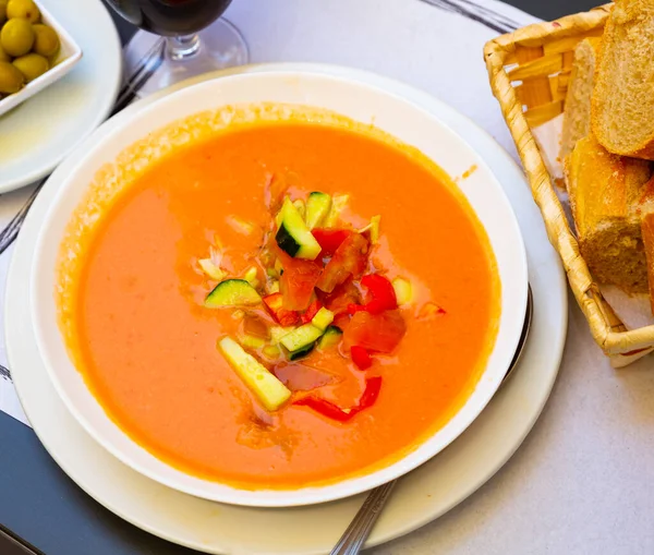 Gaspacho de soupe froide espagnole dans un bol avec tomates et concombre — Photo