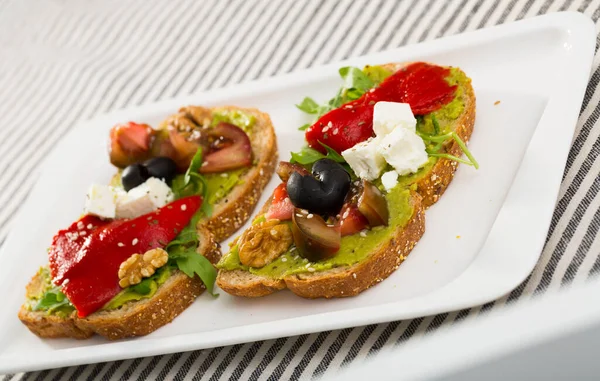 Sandwich con verdure, noci e formaggio feta a piatto — Foto Stock