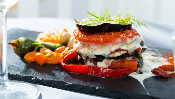 Geroosterde aubergine en tomaten toren — Stockfoto
