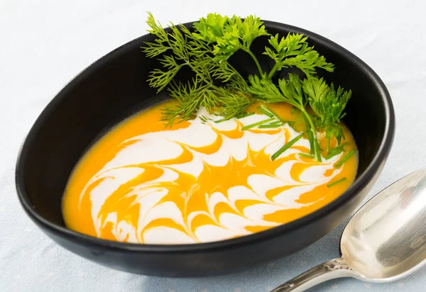 Cozinha caseira saborosa abóbora e gengibre sopa de creme na tigela — Fotografia de Stock