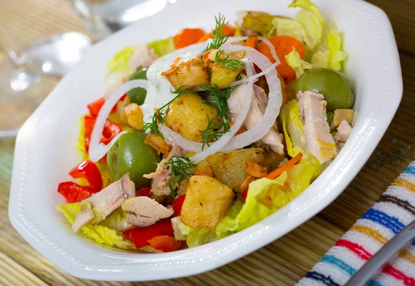 Ensalada con pollo, berenjenas, verduras — Foto de Stock