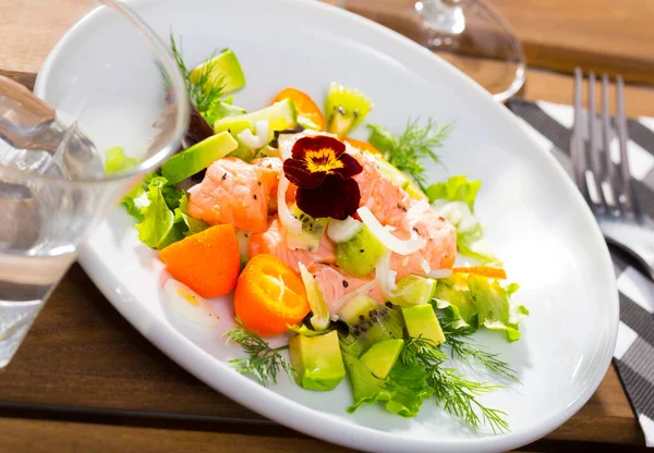 Ceviche av öring med avokado, kumquat, gröna — Stockfoto